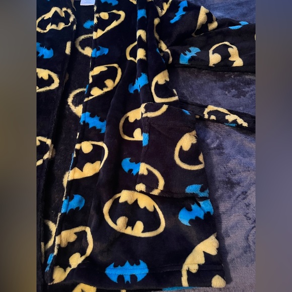 NWT Batman Robe 100% Polyester Size 6/7 (boys) - Picture 8 of 15